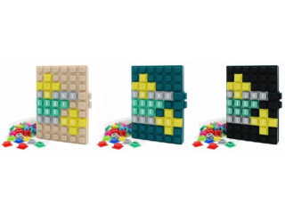 NOTES 15 x 8, 5 cm Z SILIKONOW� OK�ADK� ORAZ PRZYPINKAMI / SCRABLE