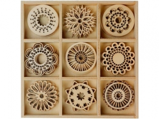 Drewniane dekoracje w drewnianym pudeku 105x105mm naturalne 9 wzorw x 5szt. dekory aurowe okrge 45szt.